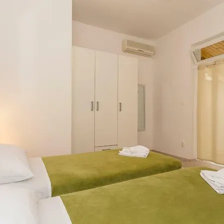 Apartman Leon-sara With Shaded Patio And Garden View *