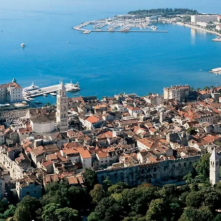 Leon-sara With Shaded Patio And Garden View Apartman Split