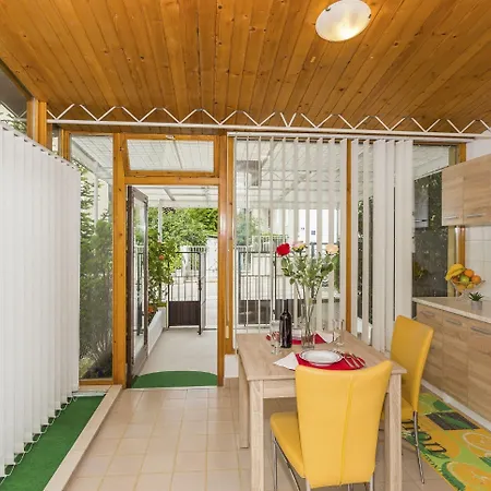 Leon-sara With Shaded Patio And Garden View * 스플리트