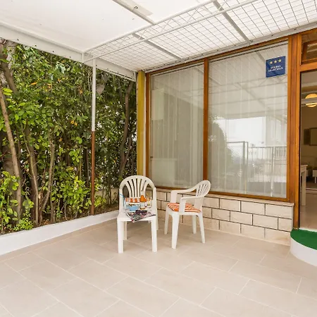 Leon-sara With Shaded Patio And Garden View * ספליט
