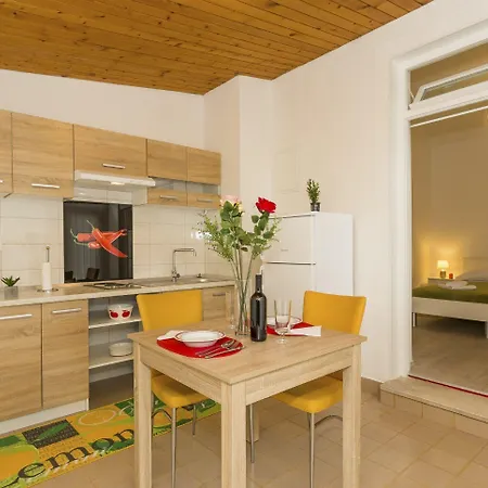 Leon-sara With Shaded Patio And Garden View Lägenhet