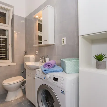 Leon-sara With Shaded Patio And Garden View דירה ספליט