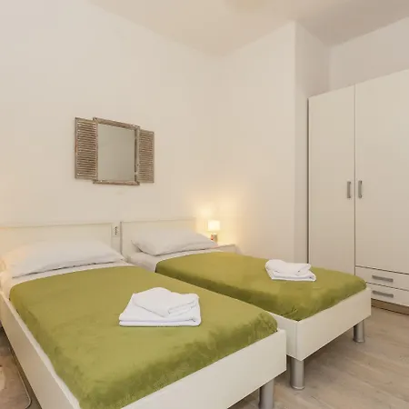 Leon-sara With Shaded Patio And Garden View * ספליט