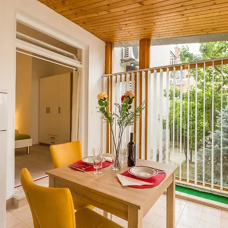 아파트 Leon-sara With Shaded Patio And Garden View *