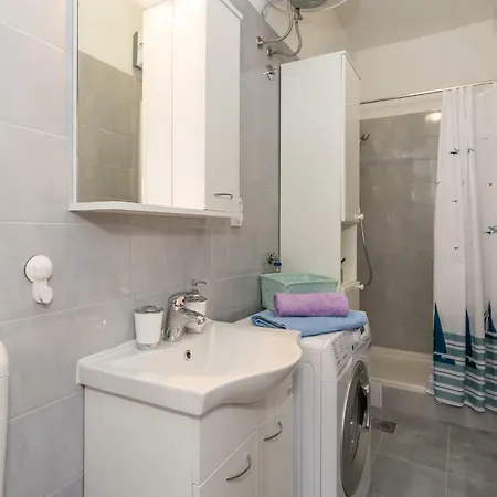 Leon-sara With Shaded Patio And Garden View