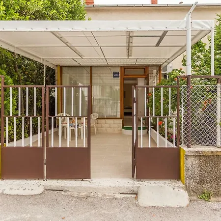 Leon-sara With Shaded Patio And Garden View 아파트 스플리트