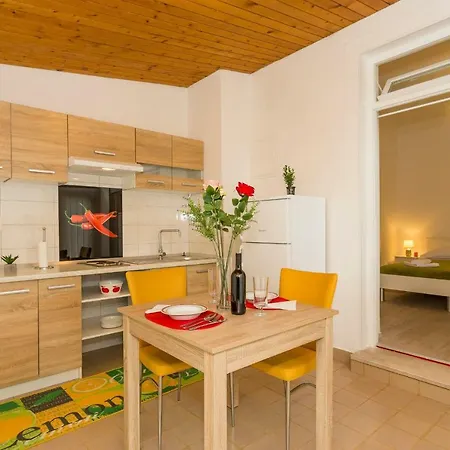 Leon-sara With Shaded Patio And Garden View 스플리트