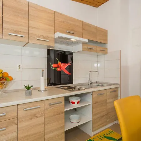 Leon-sara With Shaded Patio And Garden View דירה