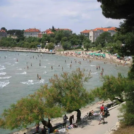 Leon-sara With Shaded Patio And Garden View 아파트