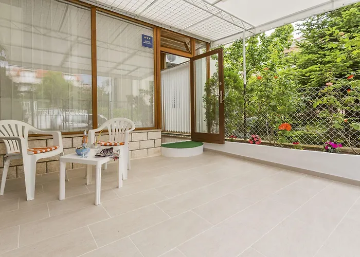 Leon-sara With Shaded Patio And Garden View * Split