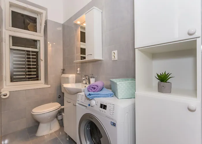 Leon-sara With Shaded Patio And Garden View Lägenhet Split