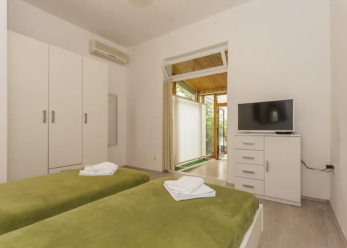 Leon-sara With Shaded Patio And Garden View * Split