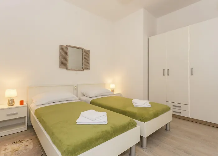 Leon-sara With Shaded Patio And Garden View * Split