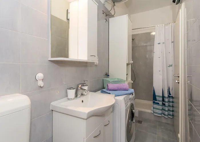 Leon-sara With Shaded Patio And Garden View Lägenhet