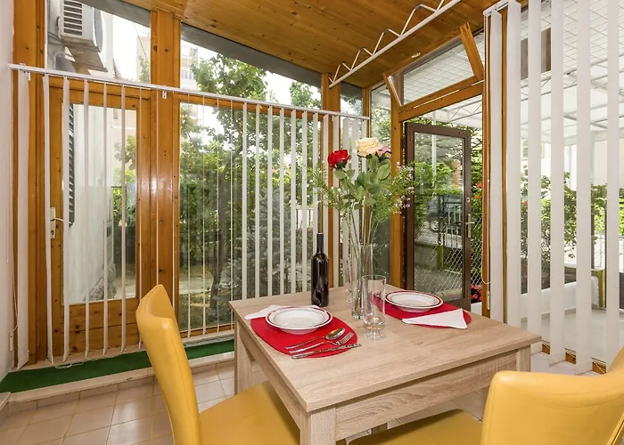 Lägenhet Leon-sara With Shaded Patio And Garden View Split