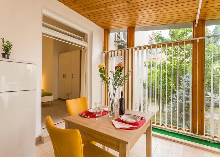 Leon-sara With Shaded Patio And Garden View * Split