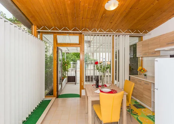 Leon-sara With Shaded Patio And Garden View Lägenhet