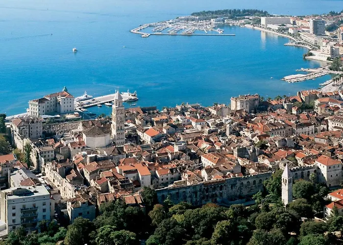 Leon-sara With Shaded Patio And Garden View Lägenhet Split