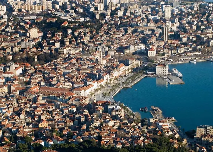 Leon-sara With Shaded Patio And Garden View Split