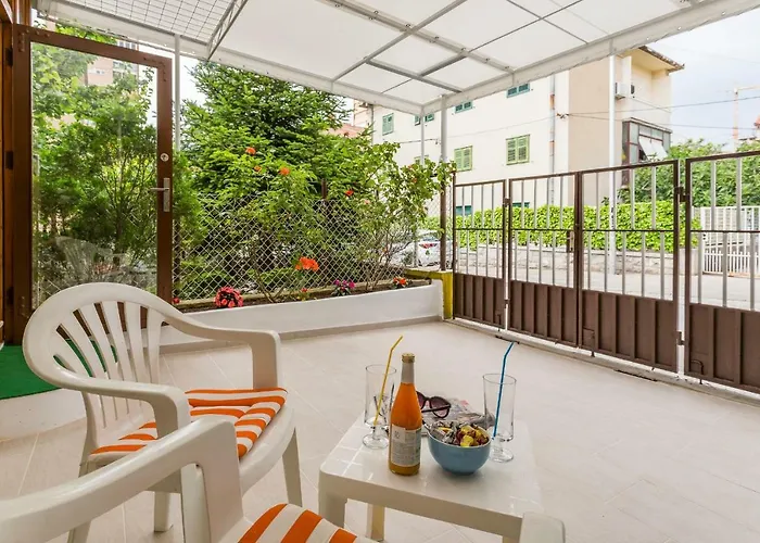 Leon-sara With Shaded Patio And Garden View