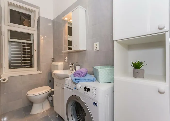 Leon-sara With Shaded Patio And Garden View *