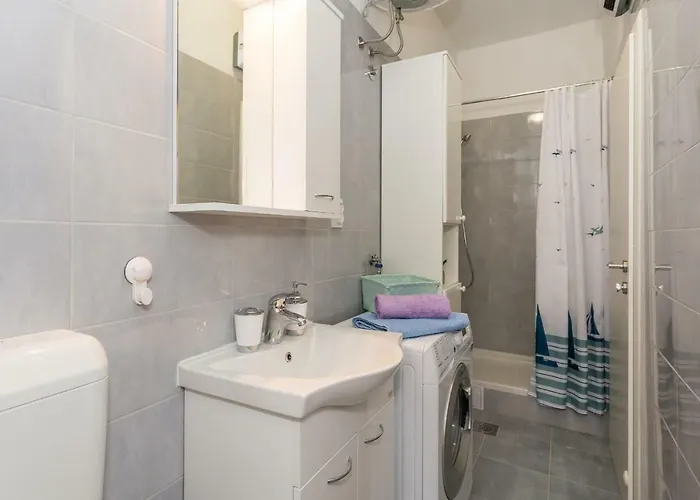 Leon-sara With Shaded Patio And Garden View