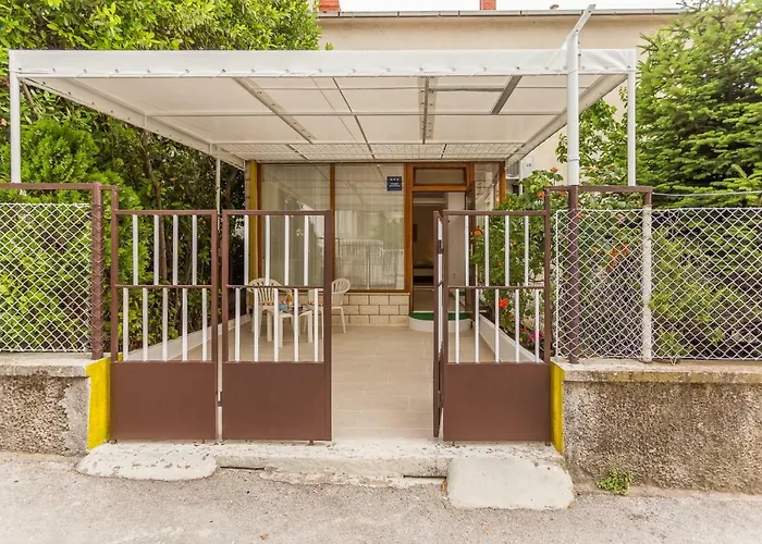 Leon-sara With Shaded Patio And Garden View Lägenhet Split
