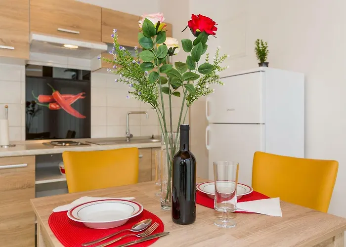 Leon-sara With Shaded Patio And Garden View Lägenhet Split