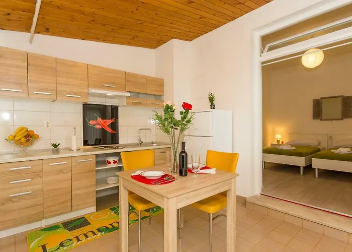 Leon-sara With Shaded Patio And Garden View Split