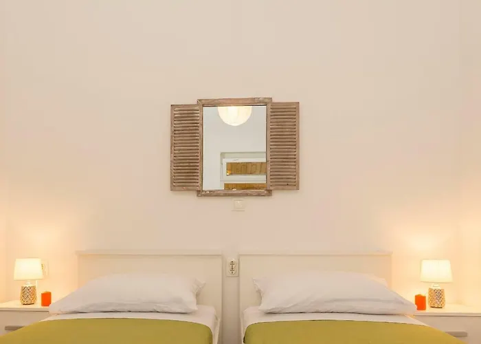 Leon-sara With Shaded Patio And Garden View Lägenhet Split