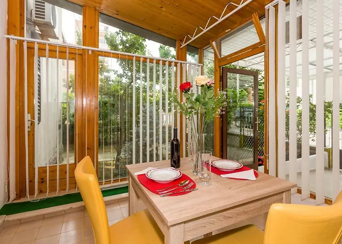 Leon-sara With Shaded Patio And Garden View Split