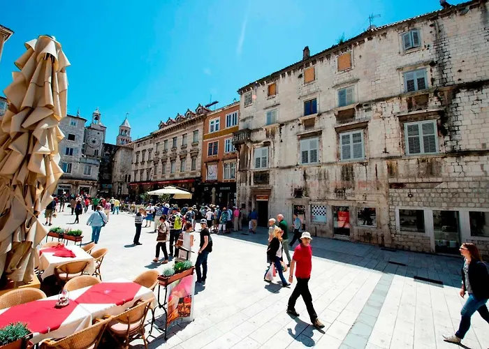 Leon-sara With Shaded Patio And Garden View *