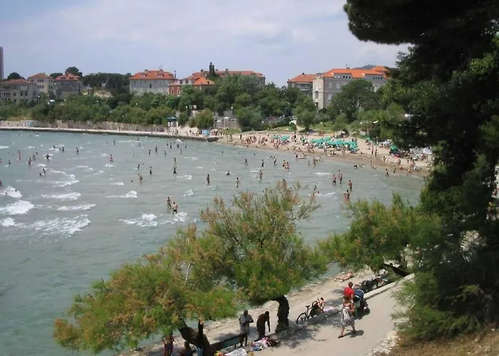 Leon-sara With Shaded Patio And Garden View Lägenhet