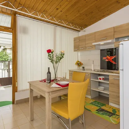 아파트 Leon-sara With Shaded Patio And Garden View *