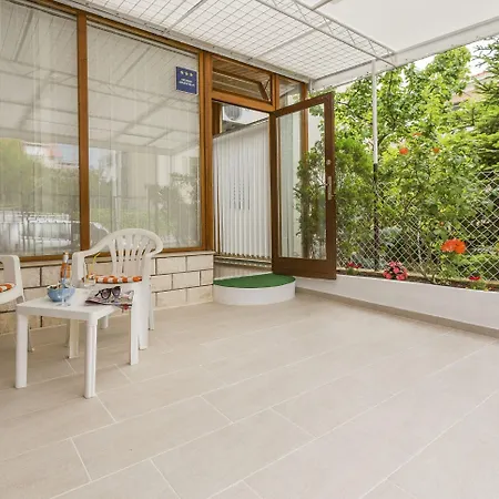 Leon-sara With Shaded Patio And Garden View * 스플리트