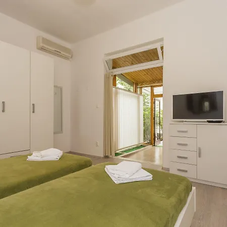 Leon-sara With Shaded Patio And Garden View * 스플리트