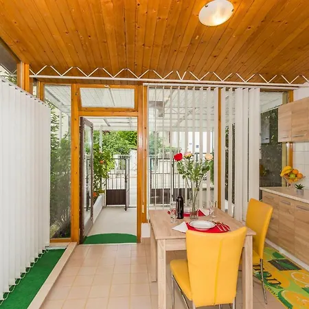 Leon-sara With Shaded Patio And Garden View 아파트