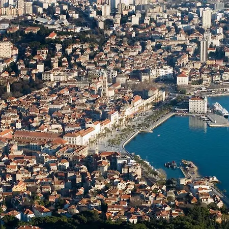 Leon-sara With Shaded Patio And Garden View Split