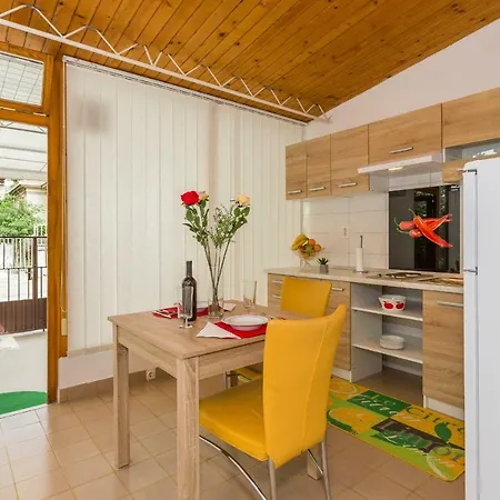 아파트 Leon-sara With Shaded Patio And Garden View *