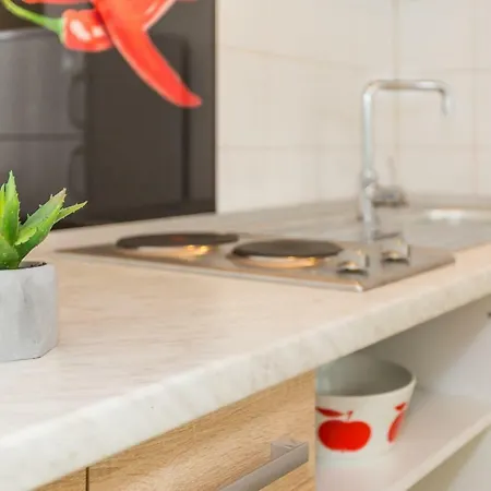 Leon-sara With Shaded Patio And Garden View Lägenhet