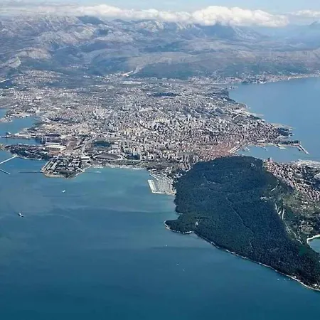 Leon-sara With Shaded Patio And Garden View