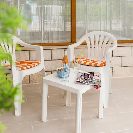 Leon-sara With Shaded Patio And Garden View 아파트 스플리트