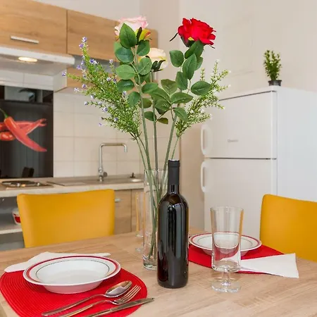 Leon-sara With Shaded Patio And Garden View Apartment Split