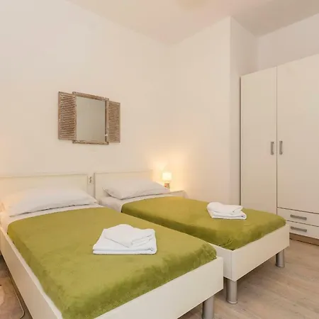 Leon-sara With Shaded Patio And Garden View 아파트 스플리트