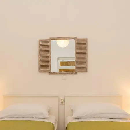 Leon-sara With Shaded Patio And Garden View Apartment Split