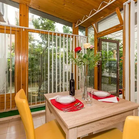 Leon-sara With Shaded Patio And Garden View 스플리트