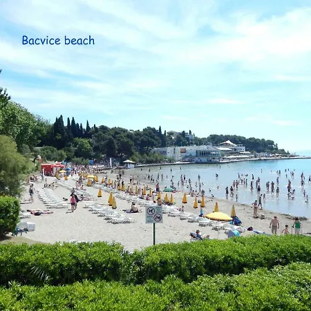 Leon-sara With Shaded Patio And Garden View Apartment