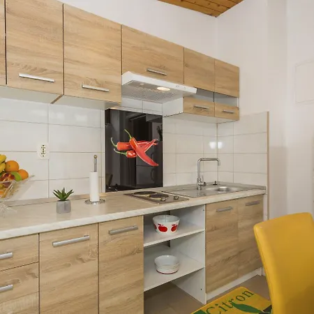 Leon-sara With Shaded Patio And Garden View * Split