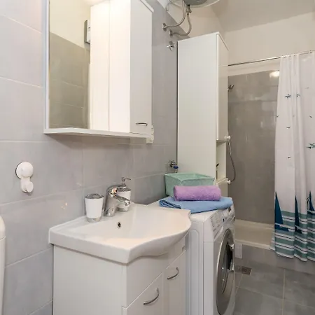 Leon-sara With Shaded Patio And Garden View Apartment